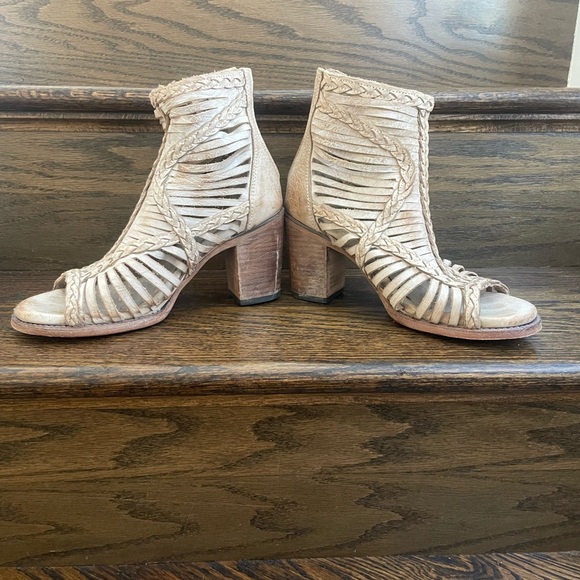 Freebird ‘Bela’ Tan Leather Booties (9) - Picture 2 of 7